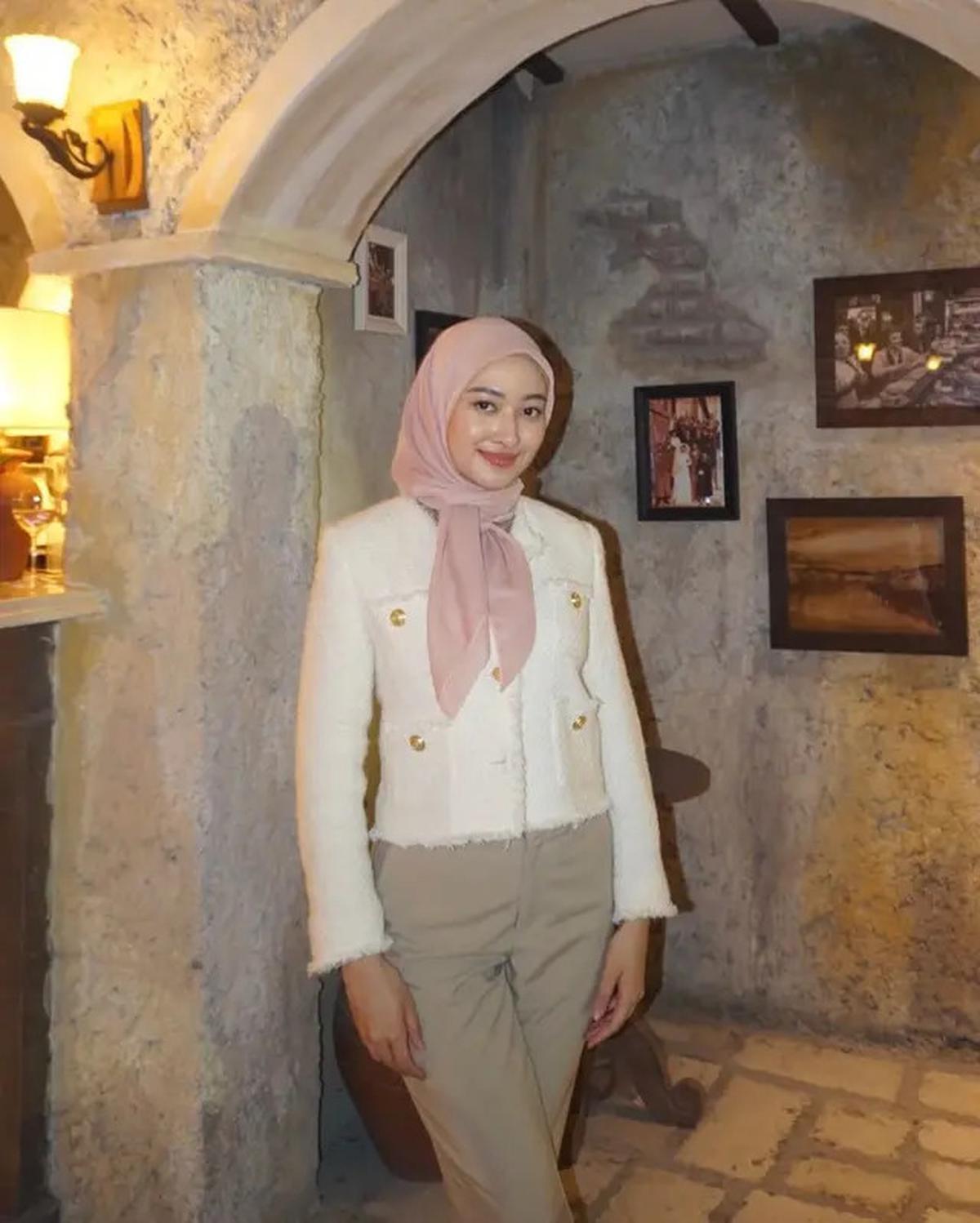 6 Potret Terbaru Puteri Modiyanti Putuskan Berhijab, Mantapkan Hati Sepulang Umroh