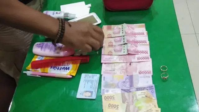 Polisi menangkap suami yang nekat menjambret istrinya sendiri. (Foto: Liputan6.com/Hendro Ary Wibowo)