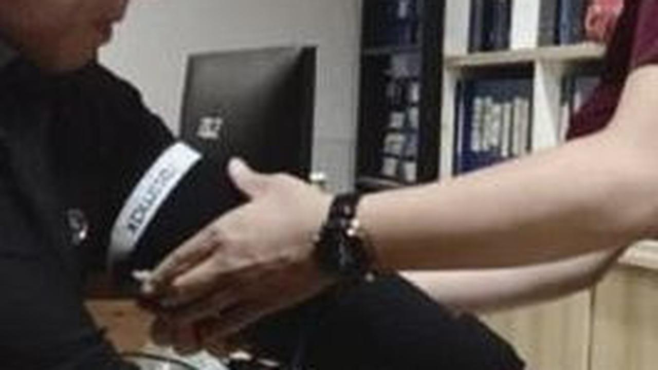 Terlihat Ferdy Sambo tengah melakukan pemeriksaan oleh petugas. Ia tampil mengenakan pakaian serba hitam dan mengenakan kaca mata. <br>