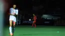 Pemain Persija Jakarta, Riko Simanjuntak (kanan) mengontrol bola setelah lampu stadion Patriot Candrabhaga padam pada menit ke-15 saat laga uji coba antara Persija Jakarta melawan Ratchaburi FC, Minggu (25/6/2023) malam WIB. (Bola.com/M Iqbal Ichsan)