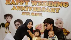 Atta Halilintar dan Aurel ajak dua buah hatinya ke warung pecel lele. Perayaan anniversary tahun 2024 tentunya terasa berbeda karena dirayakan bareng dua buah hatinya. Seperti diketahui, Aurel Hermansyah melahirkan anak keduanya pada 11 November 2023. 3 tahun bersama, rumah tangga pasangan yang terpaut usia 4 tahun ini didoakan selalu langgeng dan harmonis. (Liputan6.com/IG/@attahalilintar)