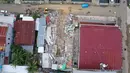 Foto aerial menunjukkan sebuah rumah rusak akibat gempa dengan magnitudo 6,2 di Mamuju, Sulawesi Barat, Minggu (17/1/2021). Badan Nasional Penanggulan Bencana (BNPB) melaporkan korban tewas gempa di Sulawesi Barat hingga 16 Januari pukul 20.00 WIB mencapai 56 orang. (ADEK BERRY/AFP)