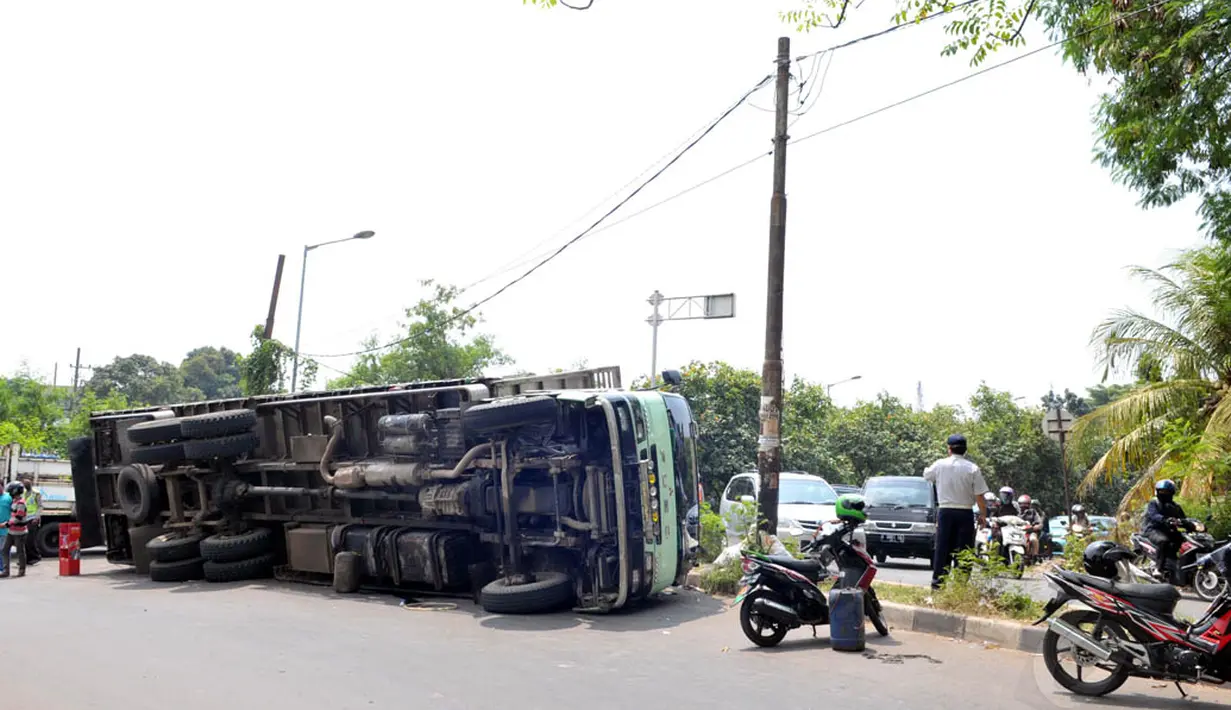 Badan kendaraan truk tersebut masih dalam evakuasi petugas yang sudah berada di lokasi kejadian, Jakarta, Jumat (15/8/14). (Liputan6.com/Panji Diksana)