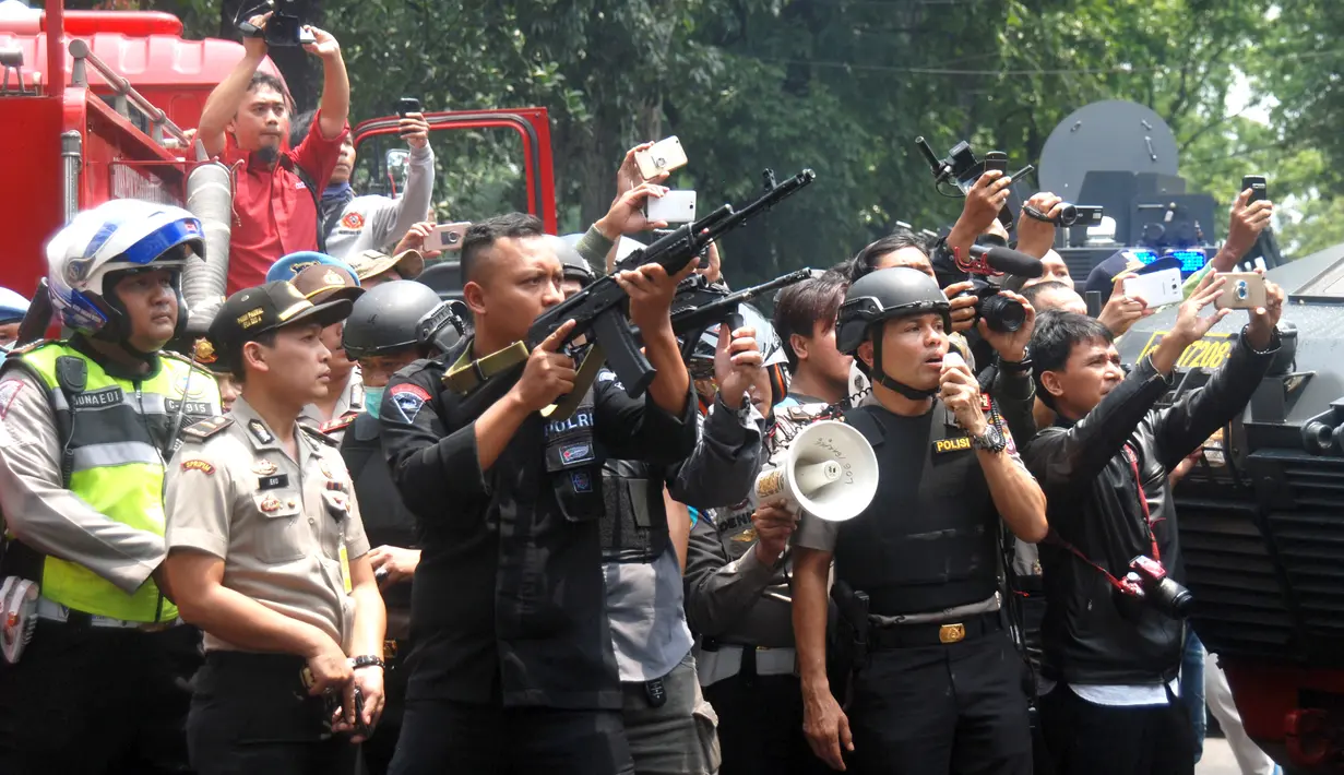 Tim Densus 88 mengepung terduga pelaku ledakan bom panci di dalam kantor Kelurahan Arjuna, Kecamatan Cicendo, Bandung, Senin (27/2). Di lantai dua kantor lurah tersebut, teridentifikasi seorang pria yang diduga teroris, bersembunyi. (Timor Matahari/AFP)