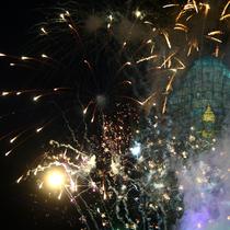 Kembang api pada peresmian Patung Garuda Wisnu Kencana di Ungasan, Bali, 22 September 2018. Karya seni itu terbuat dari tembaga dan kuningan yang ditopang 21.000 batang baja seberat 2.000 ton, serta baut sebanyak 170.000 buah. (AFP/SONNY TUMBELAKA)