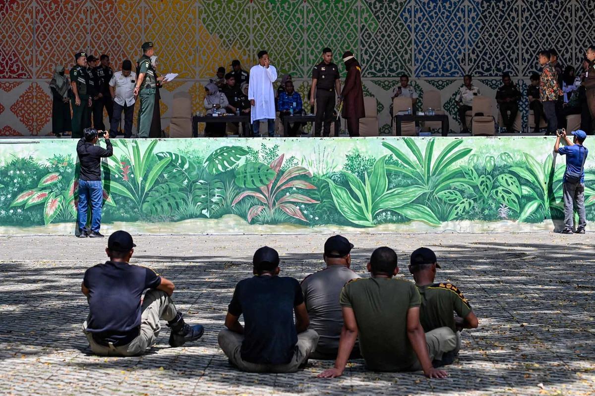 FOTO: Pelaksanaan Hukuman Cambuk di Banda Aceh Diwarnai Terpidana Pingsan