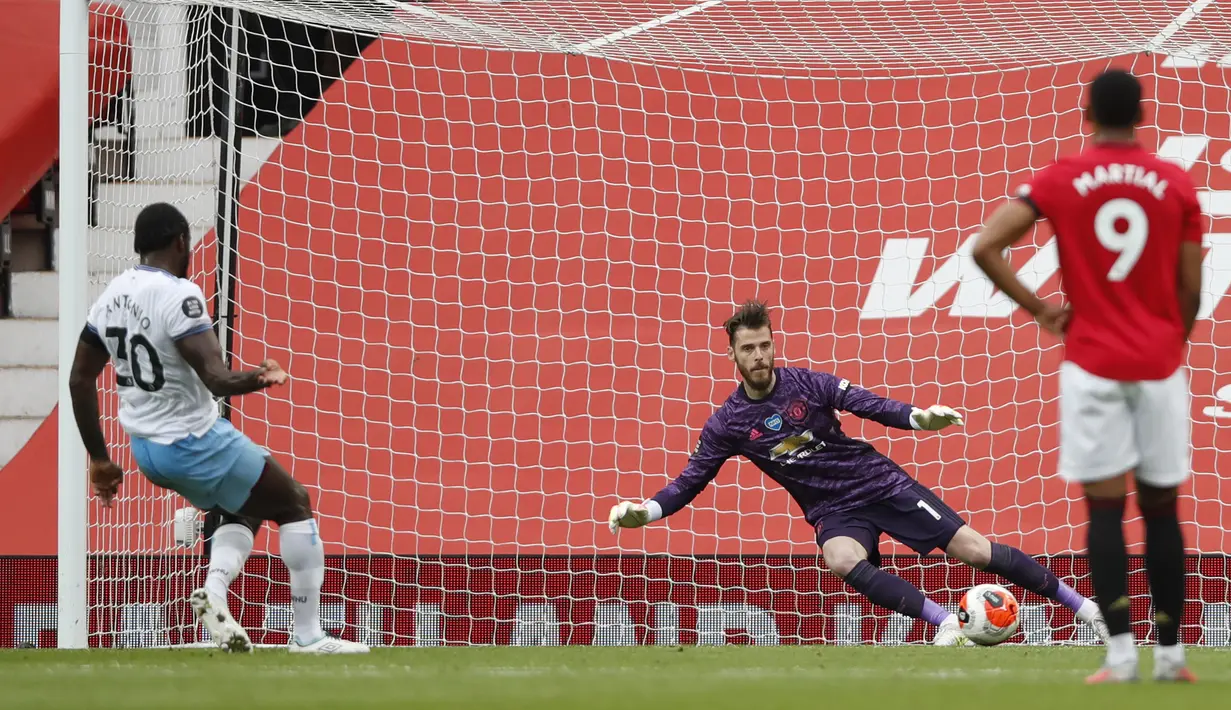 Pemain West Ham United Michail Antonio (kiri) mencetak gol ke gawang Manchester United pada pertandingan Liga Inggris di Old Trafford, Manchester, Inggris, Rabu (22/7/2020). Pertandingan berakhir dengan skor 1-1. (Clive Brunskill/Pool via AP)