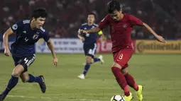 Gelandang Timnas Indonesia, Witan Sulaeman, berusaha melewati bek Jepang, Yukinari Sugawara, pada laga AFC U-19 Championship di SUGBK, Jakarta, Minggu (25/10). (Bola.com/Vitalis Yogi Trisna)