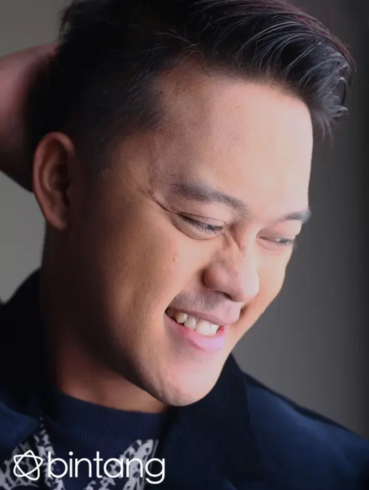 Danang D’Academy tak lupa untuk menjaga kondisi fisiknya agar kualitas suara tetap terjaga. Apalagi dengan kondisi studio yang dingin, Danang mengantisipasinya dengan memakai syal agar pita suara tak terganggu. (Galih W. Satria/Bintang.com)