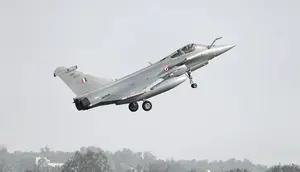 Jet tempur Rafale buatan Prancis lepas landas pada hari pembukaan Aero India 2021 di pangkalan udara Yelahanka di Bengaluru, India, Rabu, 3 Februari 2021.&nbsp;(Dok. AP/Aijaz Rahi)