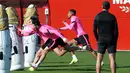 Para pemain Sevilla saat mengikuti sesi latihan tim di tempat latihan Ciudad Deportiva Jose Ramon Cisneros Palacios,  Spanyol (16/2/2021). Sevilla dan Dortmund Keduanya sama-sama menyandang status tim kuda hitam di Liga Champions. (AFP/Cristina Quicler)