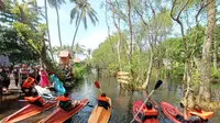 Para wisatan sedang asik bermain kano di destinasi wisata Pantai Cacalan Banyuwangi (Istimewa)