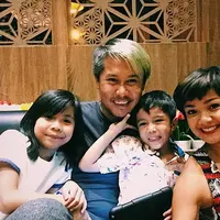 Rumah tangga Nirina Zubir dan Ernest Fardiansyah yang dibangun sejak 2008 itu telah dikaruniai dua orang anak, Zivara Ruciragati Syarif dan Elzo Jaydn Anvaya. Keduanya juga membebaskan anaknya kalau mengikuti jejaknya. (Instagram/nirinazubir_)