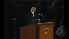 Gubernur DKI Basuki Tjahaja Purnama memberikan jawaban atas pandangan fraksi-fraksi DPRD DKI Jakarta Raperda tentang RAPBD Tahun Anggaran 2015 di Gedung DPRD DKI, Jakarta, Selasa (20/1/2015). (Liputan6.com/Herman Zakharia)