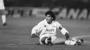 Diego Maradona. Dengan segala kehebatannya, terutama saat mengalahkan Inggris pada Piala Dunia 1986, semua orang pasti setuju ia berhak mendapatkannya. Namun karena aturan, menjadi mustahil baginya meski ia bermain di Eropa bersama Barcelona dan Napoli. (AFP Photo)
