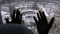 Umat Muslim berdoa dari sebuah hotel yang menghadap ke Kakbah di Masjid al-Haram, Makkah, Arab Saudi, Rabu (4/3/2020). Pemerintah Kerajaan Arab Saudi melalui  Wakil Menteri Kesehatan Abdel-Fattah Mashat melarang sementara penduduknya untuk melaksanakan ibadah umrah. (AP Photo/Amr Nabil)