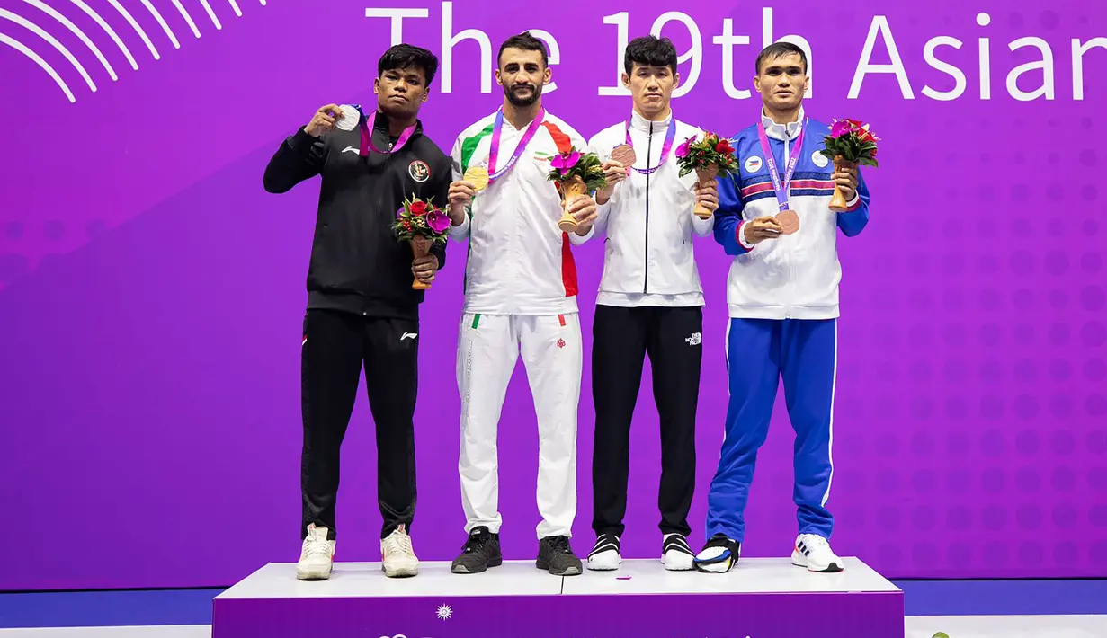 Para peraih medali cabor wushu nomor sanda kelas 65kg putra Asian Games 2022 (dari kiri) Samuel Marbun (Indonesia/medali perak), Afsin Shalimi Toupghara (Iran/medali emas), Jin Jeong-seon (Korea Selatan/medali perunggu) dan Clemente Tabugara Jr (Filipina/medali perunggu) berfoto saat upacara penyerahan medali di Xiaoshan Guali Sports Centre, Hangzhou, China, Kamis (28/9/2023). (NOC Indonesia/Naif Al'as)