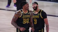 Pebasket Los Angeles Lakers, Dwight Howard dan Anthony Davis merayakan kemenangan atas Denver Nuggets pada gim kedua final wilayah barat Playoff NBA 2020, Senin (21/9/2020). Lakers menang dengan skor 105-103. (AP/Mark J. Terrill)