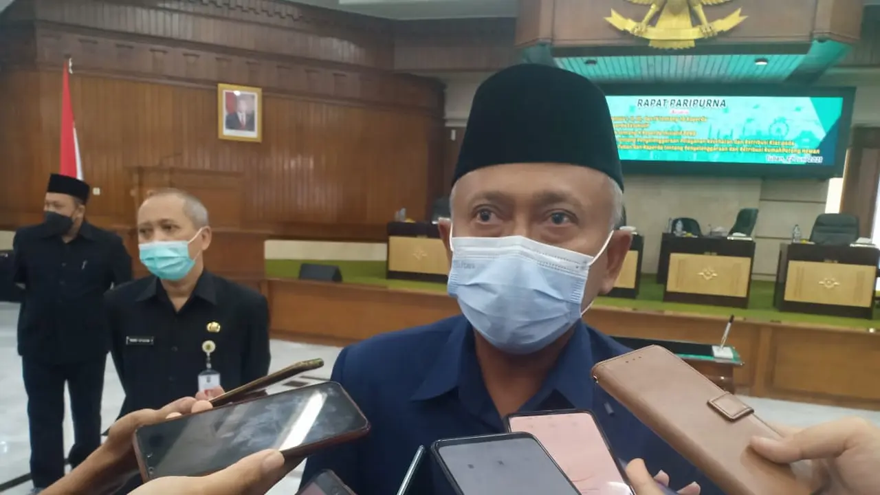 Ketua DPRD Tuban, H. Miyadi, ketika diwawancarai awak media. (Liputan6.com/Ahmad Adirin)