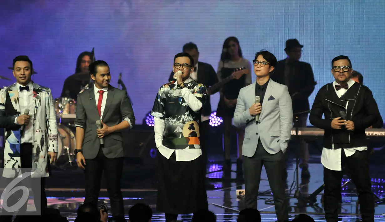 Kahitna dan Yovie & Nuno tampil bersama di panggung HUT 26 SCTV yang dihelat di Gelora Bung Karno, Selasa (24/8). Panggung spektakuler dibuat untuk memenuhi hasrat pemirsa SCTV. (Liputan6.com/Johan Tallo)