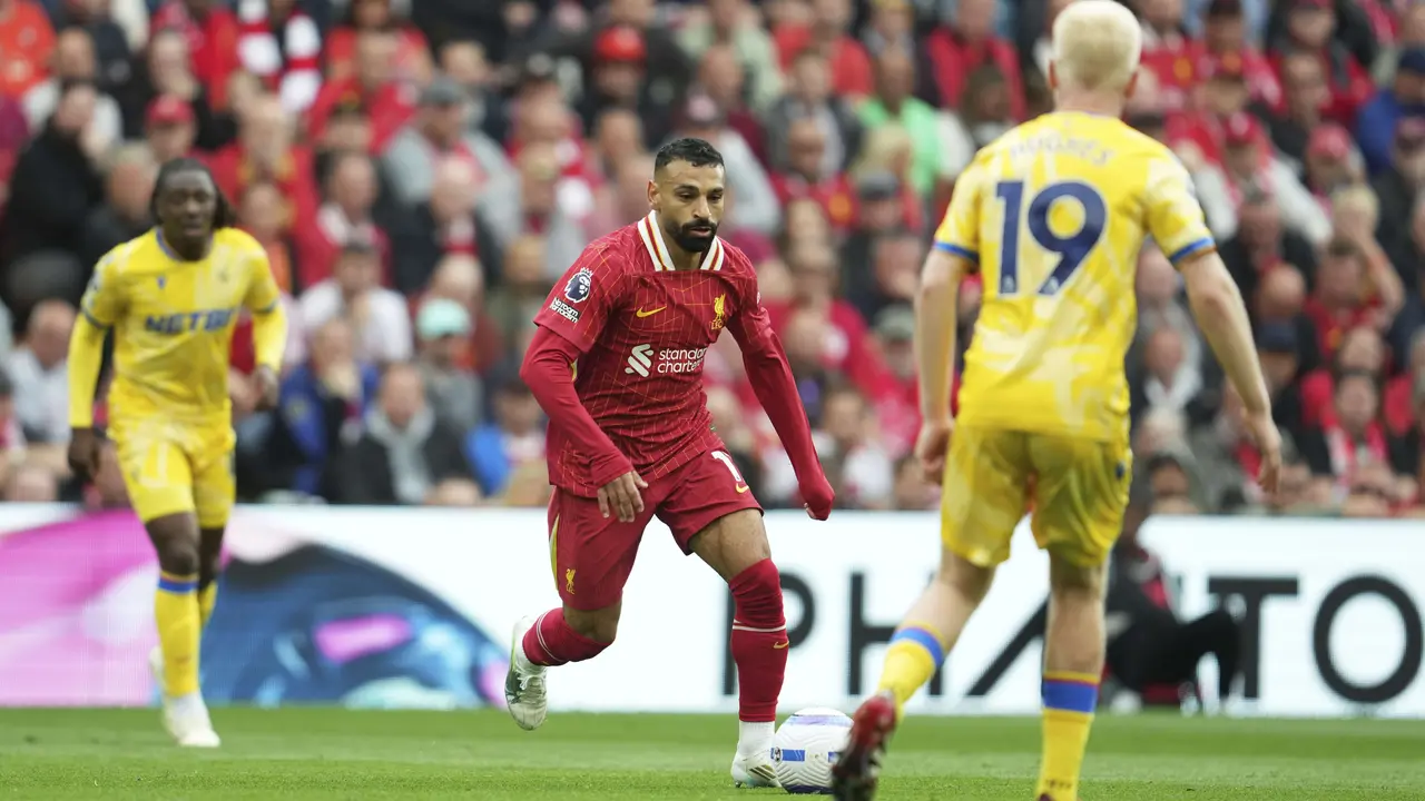 Aksi Mohamed Salah di laga Liverpool vs Crystal Palace di Anfield, Minggu (25/05/2025). (AP/Jon Super)