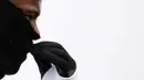 Bek Juventus, Patrice Evra, menutupi hidungnya karena dingin saat latihan jelang laga Liga Champions melawan Sevilla di Vinovo, Italia, Senin (21/11/2016). Cuaca dingin mewarnai latihan Juventus. (AFP/Marco Bertorello)