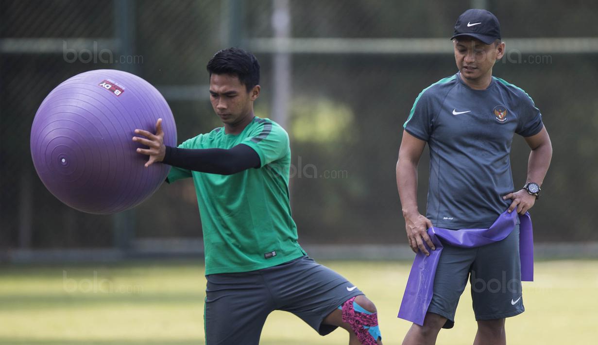 Bek Timnas Indonesia U-22, Bagas Adi Nugroho, latihan terpisah di Lapangan SPH Karawaci, Banten, Kamis (10/8/2017). Latihan dilakukan sebagai persiapan jelang SEA Games 2017 Malaysia. (Bola.com/Vitalis Yogi Trisna)