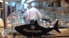 SaveSharks Indonesia dan Greenpeace Indonesia menggelar aksi mendukung salah satu rumah makan  untuk tidak menyediakan sajian sup sirip hiu, Minggu (12/7/2015). Aksi tersebut sebagai upaya menyelamatkan hiu dari kepunahan. (Liputan6.com/Faizal Fanani)
