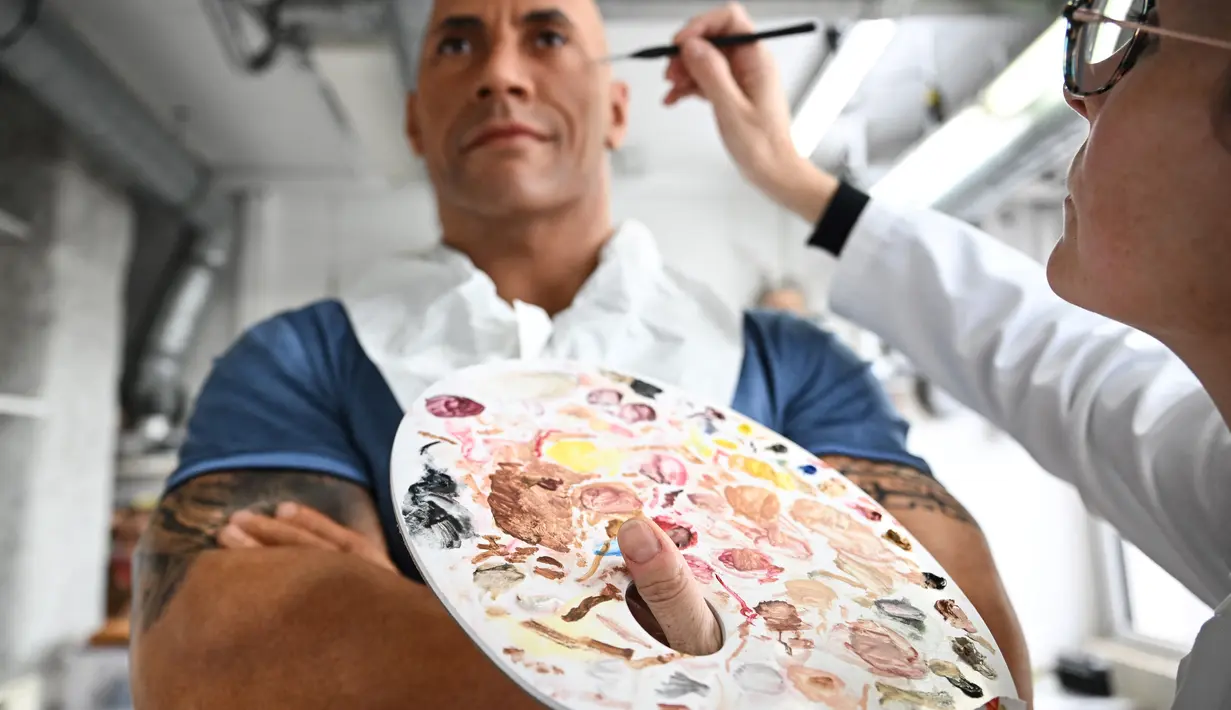 Mengenakan kemeja polo lengan pendek dan celana biru laut, Dwayne "The Rock" Johnson memiliki Leonardo DiCaprio, George Clooney dan bahkan Meryl Streep sebagai tetangga di museum. (Stefano RELLANDINI / AFP)