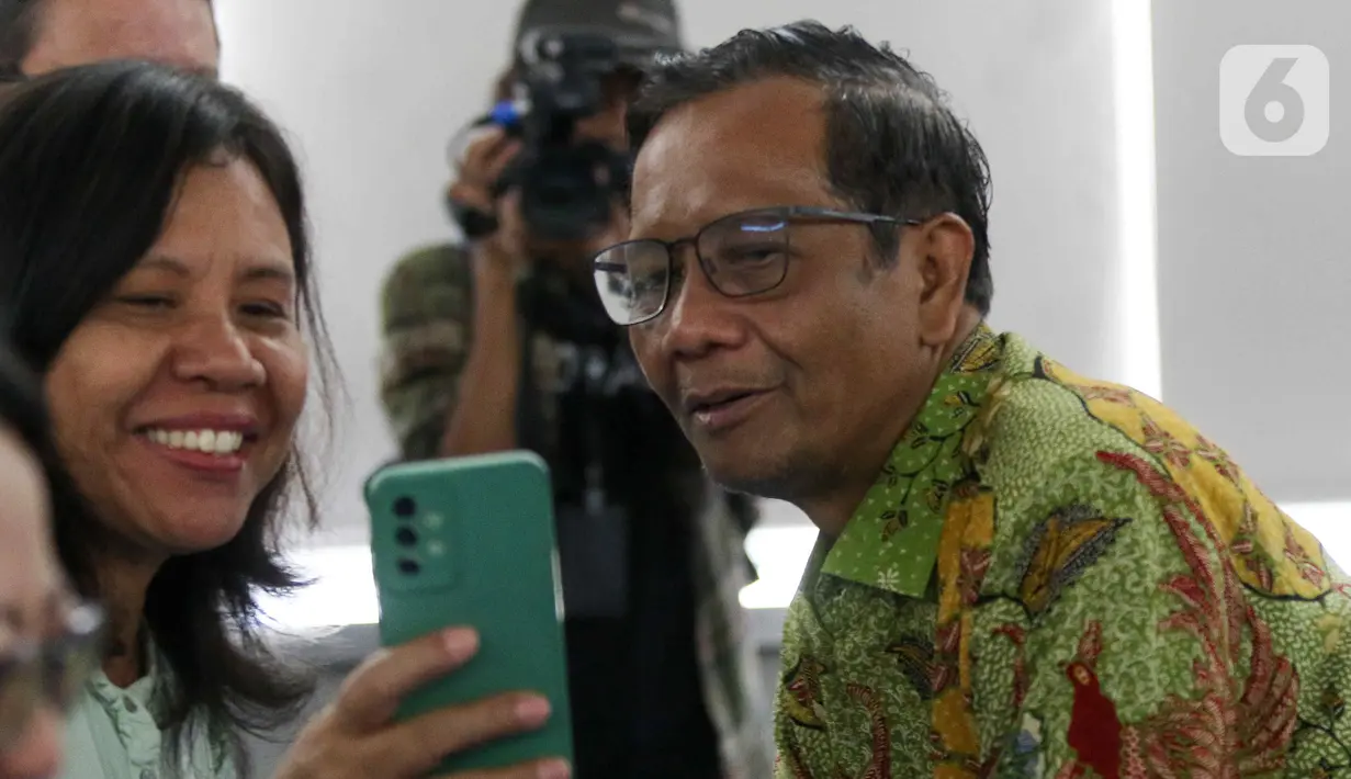 Mahfud dan pengurus PGI sempat mengadakan pertemuan di sebuah ruangan selama sekitar 30 menit dan melanjutkan pertemuan di ruangan lain dengan peserta yang lebih banyak. (Liputan6.com/Herman Zakharia)