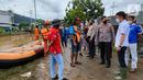 Karyawan BRI dan Kepolisian setempat bersiap membagikan makanan siap saji kepada masyarakat terdampak banjir menggunaka perahu karet di Abepura, Jayapura, Papua. BRI berkoordinasi dengan berbagai pihak untuk bersinergi sebagai upaya meringankan beban masyarakat. (Liputan6.com/HO/Humas BRI)