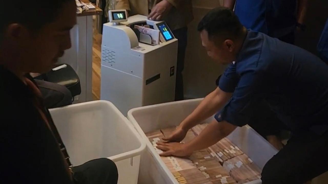 Penampakan Gepokan Uang hingga Emas Batangan Terkait Kasus TPPU Eks Pejabat MA Zarof Ricar