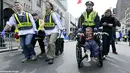 Tim medis membawa korban BomBoston Maraton.