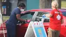 Petugas kesehatan bersiap untuk memberikan vaksin virus corona COVID-19 secara drive-thru di Vista View Park, Davie, Florida, Amerika Serikat, 4 Januari 2021. Lokasi vaksinasi COVID-19 drive-thru tersebut disiapkan untuk penduduk Broward yang berusia 65 tahun ke atas. (Joe Raedle/Getty Images/AFP)