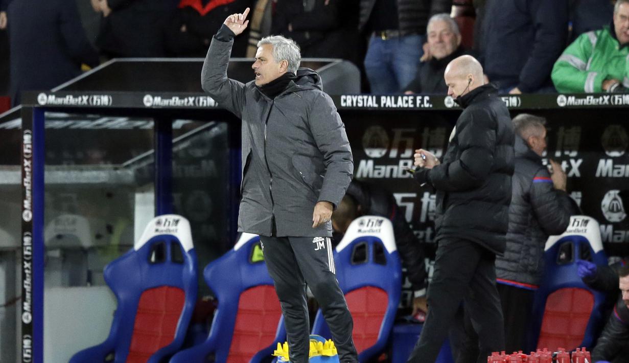Gaya pelatih Manchester United, Jose Mourinho (kiri) memberikan arahan kepada pemainnya saat melawan Crystal Palace pada lanjutan Premier League di Selhurst Park, London, (5/3/2018). Manchester United menang 3-2. (AP/Tim Ireland)