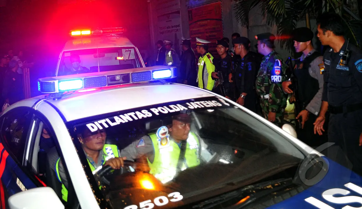 Ambulans yang membawa jenazah terpidana mati asal Brasil, Rodrigo Gularte keluar dari Pulau Nusakambangan, Cilacap, Rabu (29/4/2015). Delapan terpidana mati kasus narkoba dieksekusi regu tembak di Nusakambangan pada dini hari. (Liputan6.com/Yoppy Renato)
