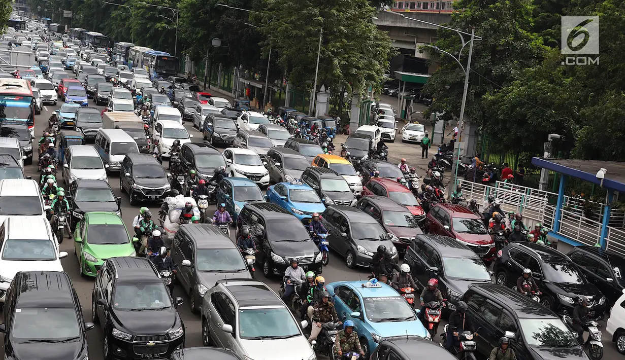 Kemacetan terjadi di Jalan Medan Merdeka Timur imbas demo sopir taksi online di depan Istana Negara, Jakarta, Rabu (14/2). Sopir taksi online meminta Menhub Budi Karya menghapus Permenhub Nomor 108 Tahun 2017. (Liputan6.com/Immanuel Antonius)
