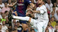 Aksi Barcelona, Ivan Rakitic (kiri) berebut bola dengan pemain Real Madrid, Sergio Ramos pada leg kedua Piala Super Spanyol di Santiago Bernabeu stadium (16/8/2017). Real menang 2-0. (AFP/Curto de La Torre)