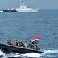 KRI Imam Bonjol 383 adalah kapal yang digunakan Komando Armada RI Kawasan Barat (Koarmabar) untuk menangkap kapal Cina yang diduga menangkap ikan di perairan Natuna beberapa waktu lalu, Kepulauan Riau, Kamis (23/6). (Foto: Setpres)