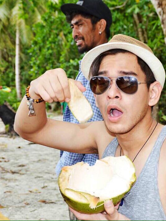 Sudah berusia 33 tahun, Rangga Azof merupakan salah satu aktor yang tidak banyak mengumbar masalah pribadi. Begitu pula dengan kehidupan asmaranya. Banyak penggemar yang menjodohkannya dengan Haico van Der Veken yang merupakan lawan mainnya di sinetron.