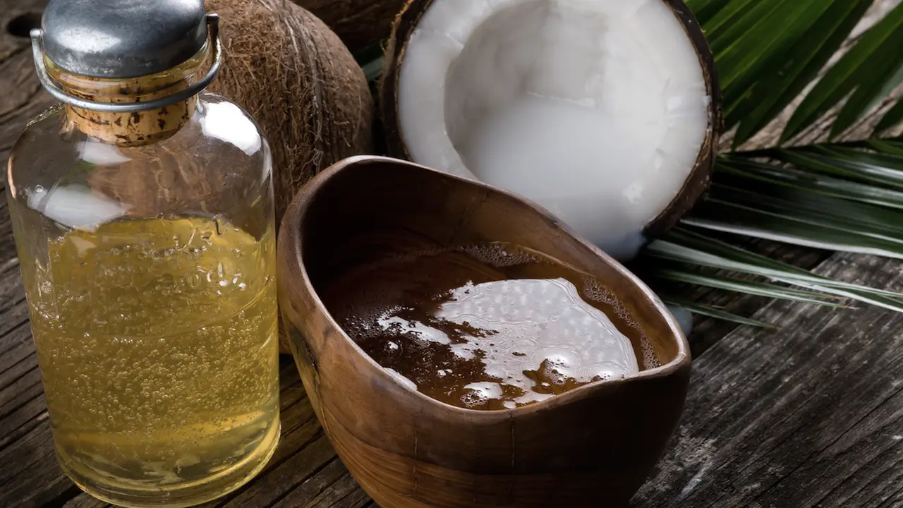 10 Manfaat Minyak Kelapa Bagi Kesehatan dan Kecantikan