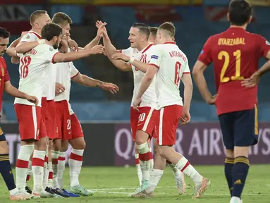 Timnas Spanyol hanya bermain imbang 1-1 saat menghadapi Polandia dalam laga matchday kedua Grup E Euro 2020 (Euro 2021) di La Cartuja Stadium, Sevilla, Minggu (20/6/2021) dini hari WIB. Dengan hasil ini, semua tim di Grup E masih berpeluang lolos ke babak 16 Besar.  (Foto: AP/Pool/Lluis Gene)
