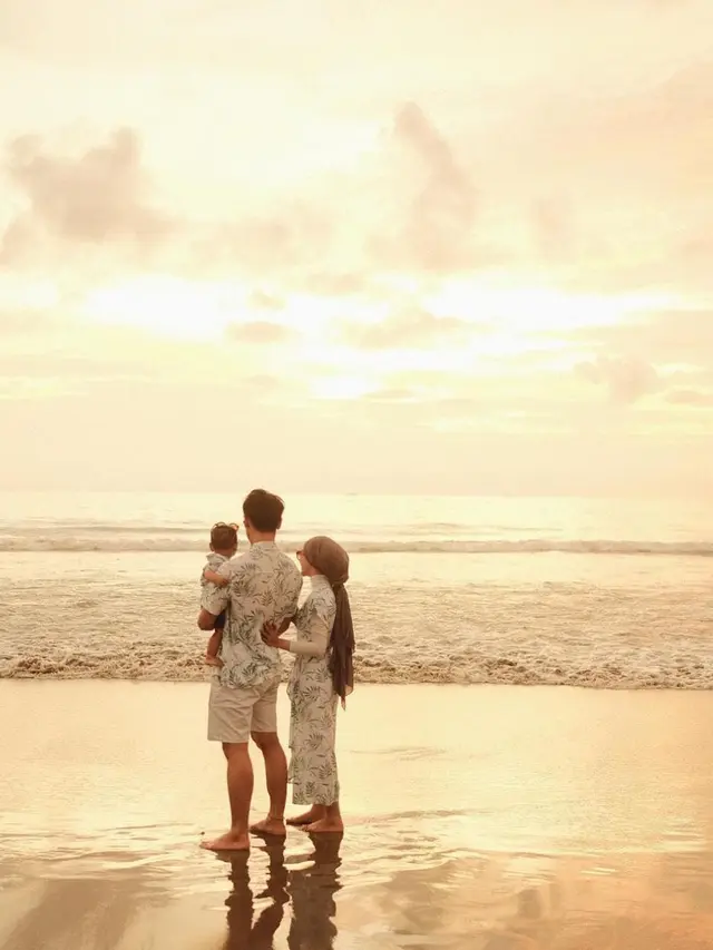 Rizky Billar dan Lesti sedang berlibur di pantai