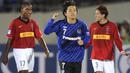 Yasuhito Endo total bermain bersama 3 klub di J1 League, yaitu Yokohama Flugels, Kyoto Purple Sanga, dan Gamba Osaka dalam rentang 1998 hingga 2020. Dua gelar J1 League diraihnya bersama Gamba Osaka pada musim 2005 dan 2014. (AFP/Kazuhiro Nogi)
