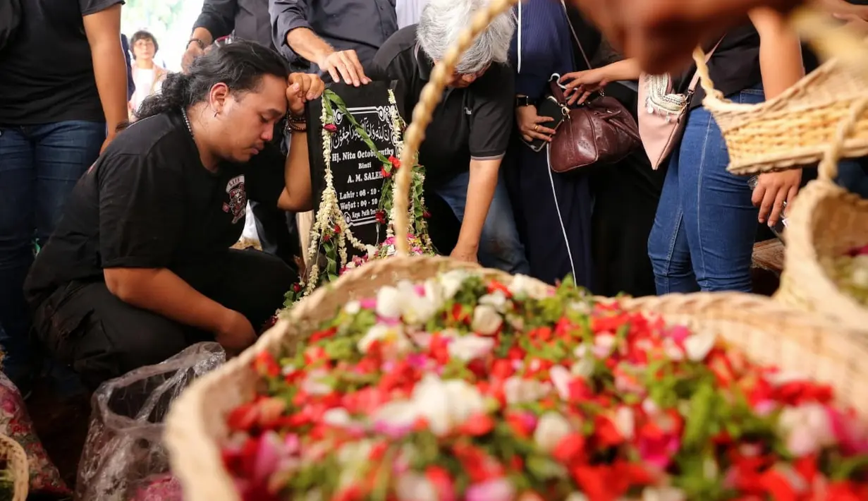 Suasana Pemakaman Istri Indro Warkop