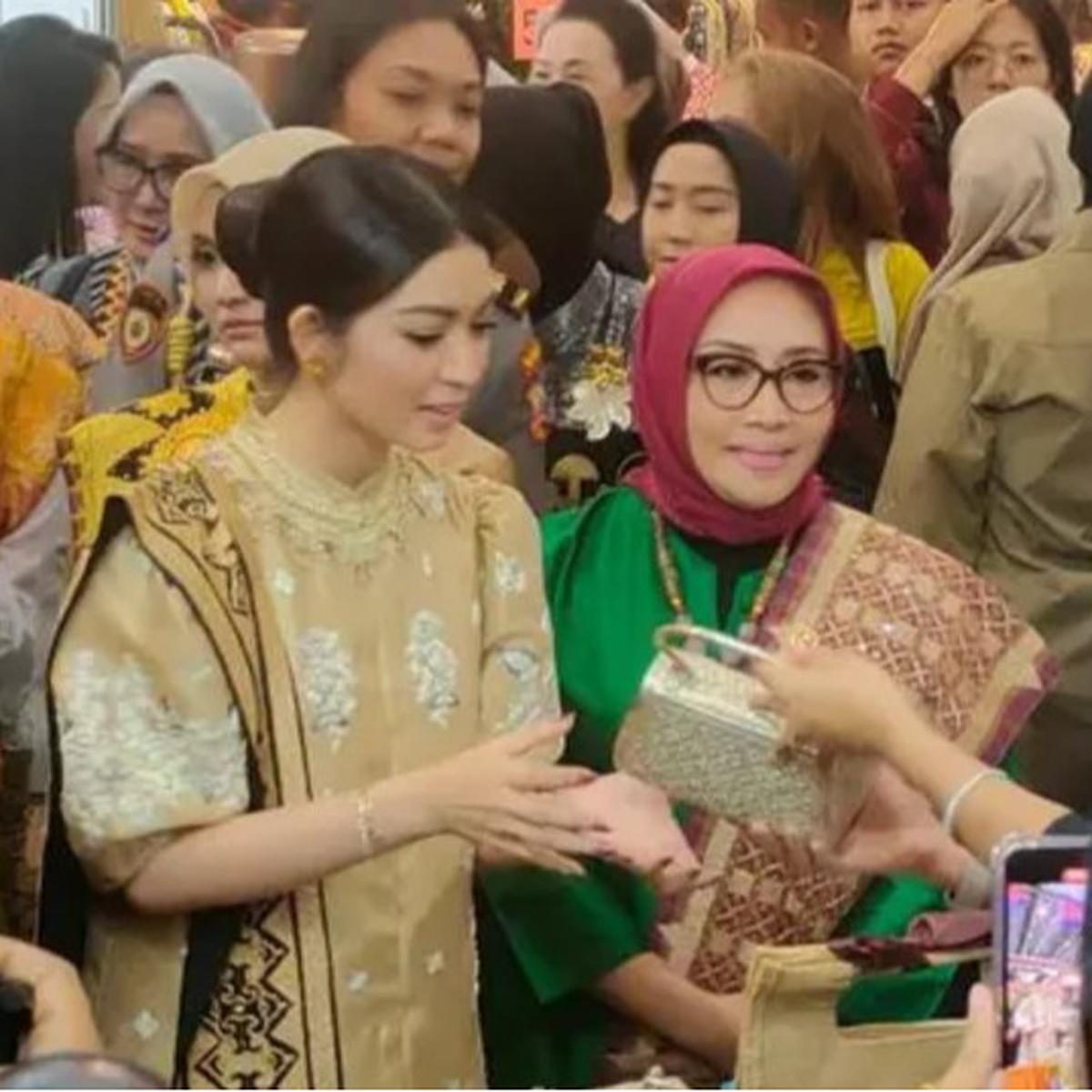 Selvi Ananda di Acara Bazar Amal WIC 2024