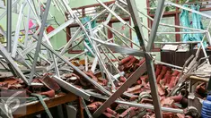 Atap kelas SDN 6 Kalibaru ambruk sekitar pukul 07.15 Wib sebelum kegiatan belajar dimulai, Cilodong, Jawa Barat, Jumat (26/2/2016). Sebanyak 4 ruangan kelas dan guru di SDN Kalibaru 6 ambruk karena tingginya curah hujan. (Liputan6.com/Yoppy Renato)