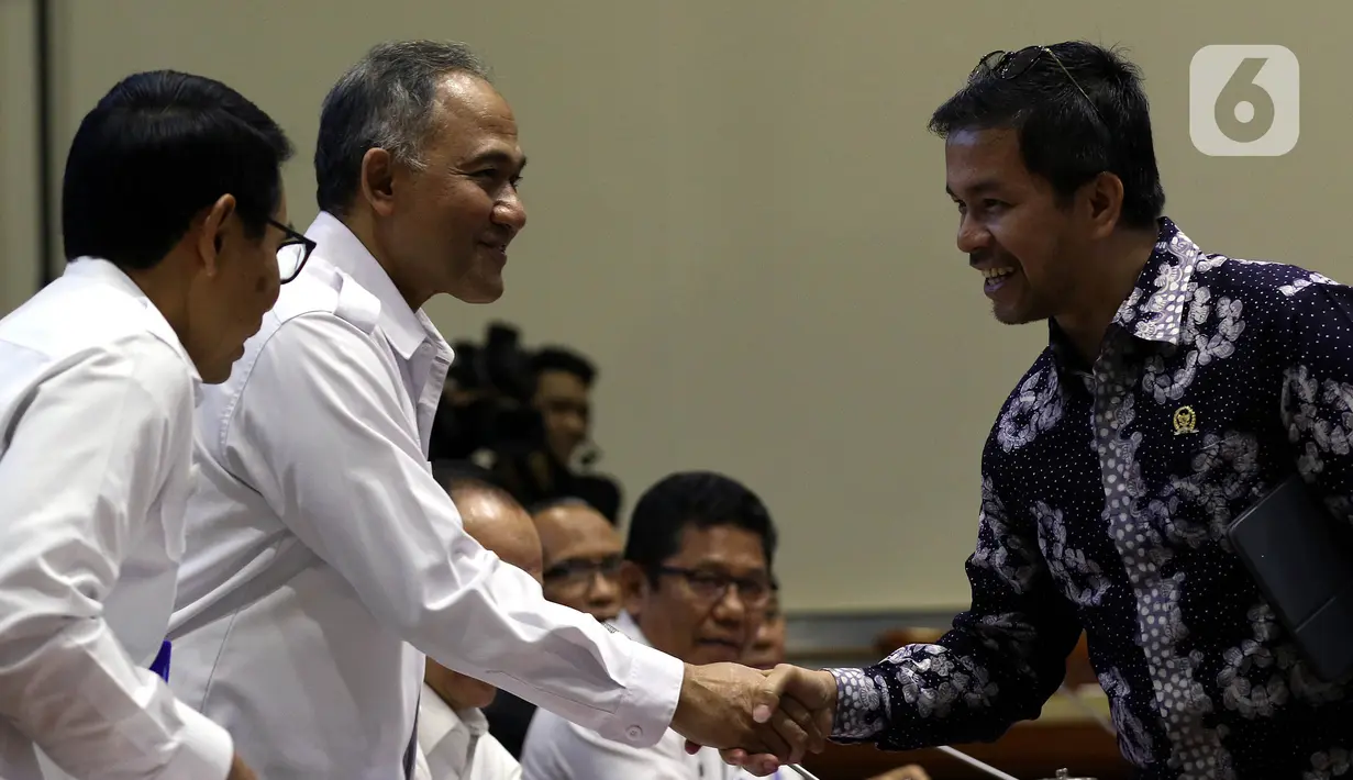 Kepala BNN Komjen Heru Winarko (tengah) bersalaman dengan anggota DPR saat mengikuti rapat kerja dengan Komisi III di Gedung Nusantara II, Jakarta, Kamis (21/11/2019). Rapat membahas rencana strategis BNN dan BNNP serta hasil pemeriksaan BPK semester I tahun 2019. (Liputan6.com/JohanTallo)