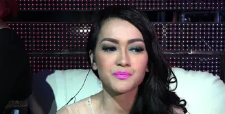 Berapa harga bayaran seorang Julia Perez. Hanya di Bintang.com Jupe mau buka-bukaan