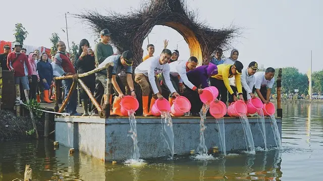 7 Potret Suasana Penanaman Pohon di Kebun Raya Mangrove Pertama di Dunia
